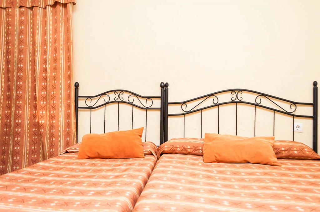 เพนชั่น ลา มอนโตเรนา Hotel เซบีญา ภายนอก รูปภาพ